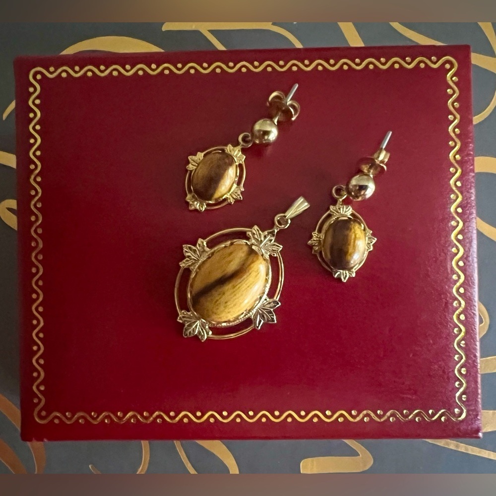 VTG Gold Tone Earrings and Pendant Set